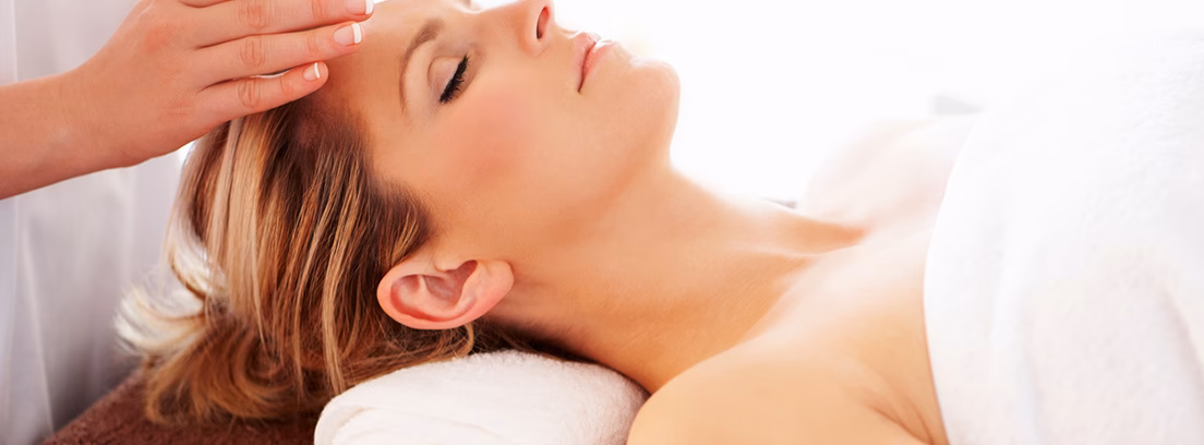 ¿Qué te hacen en una sesión de Reiki?