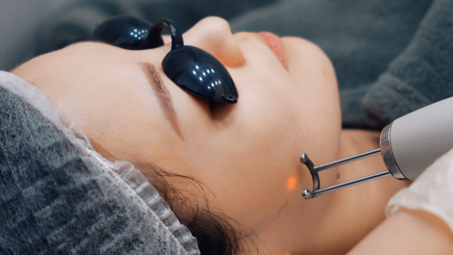 Where is the acupuncture point for gallbladder pain?