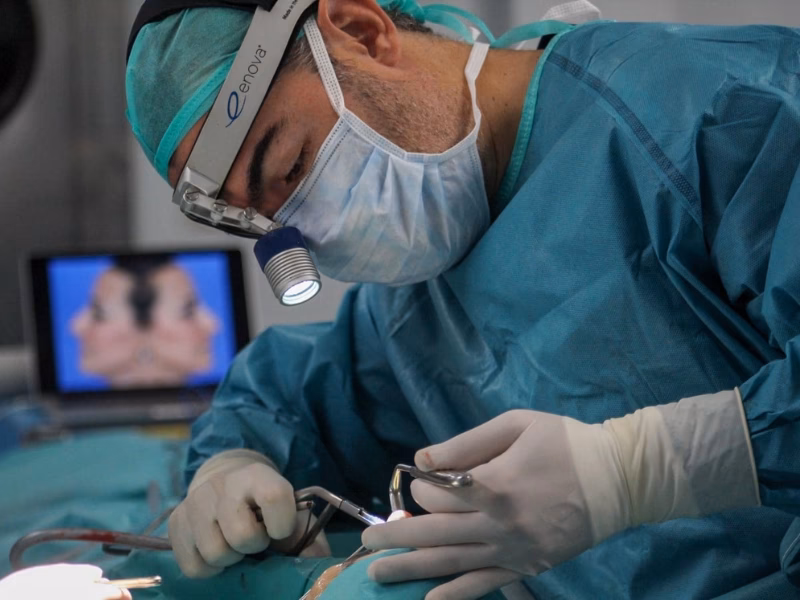 ¿Cuál es la técnica quirúrgica para la polipectomía nasal?