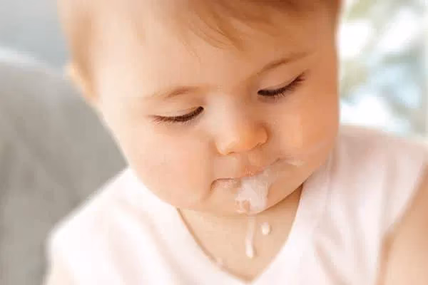 ¿Cuál es el tratamiento para el reflujo gastroesofágico en bebés?